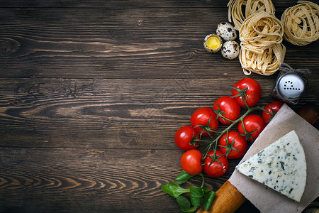 意大利以生锈木制成的意大利食品食谱草本植物面包棒香料调味品胡椒高架糖类面条乡村厨房背景图片