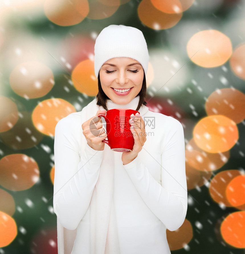 戴着红茶或咖啡杯帽的妇女香气咖啡羊毛女性雪花季节毛衣女孩快乐幸福图片