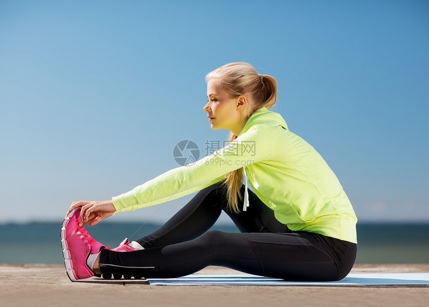 妇女户外运动竞技减肥重量健康城市活动娱乐赛跑者女孩身体图片