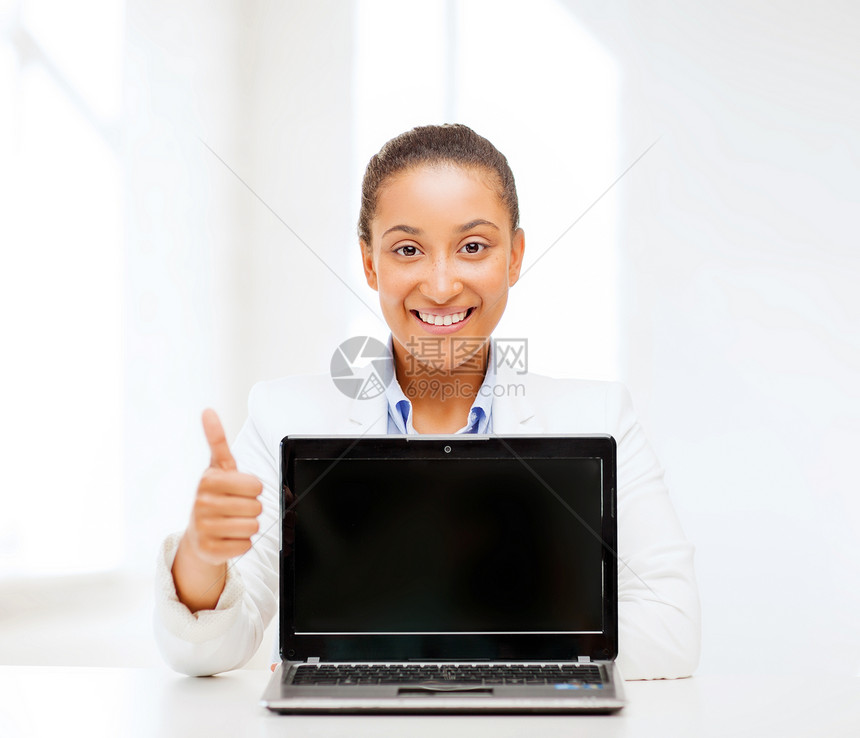 带笔记本电脑的微笑着的妇女办公室展示读者屏幕广告商业大学互联网电子书学生图片