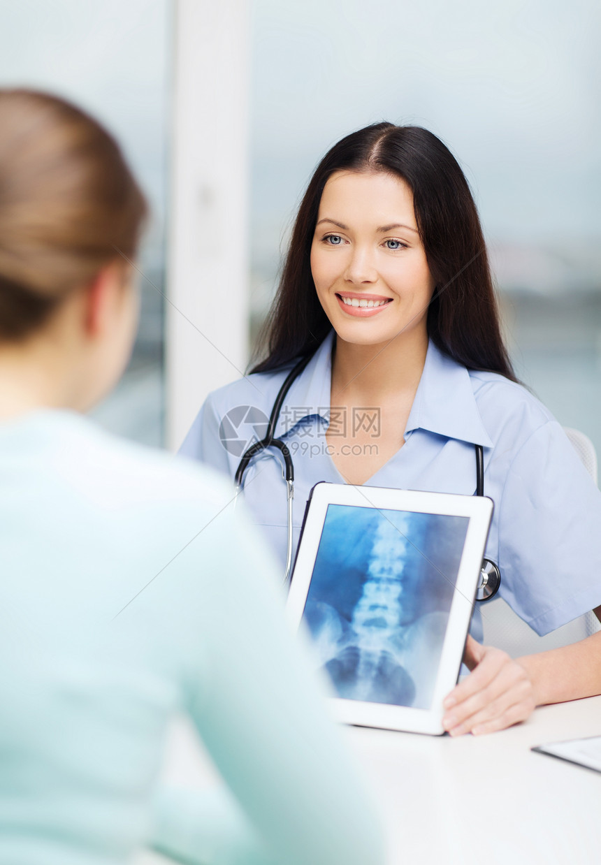 医生或护士用平板电脑显示X光图片