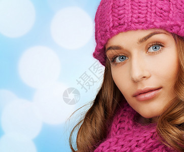 穿着粉色帽子和围巾的妇女季节女性羊毛女孩棉被毛衣衣服幸福套衫背景图片
