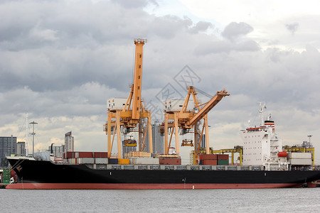 起重车和轮船油船港口运输工业船厂码头全球商业支撑出口背景图片