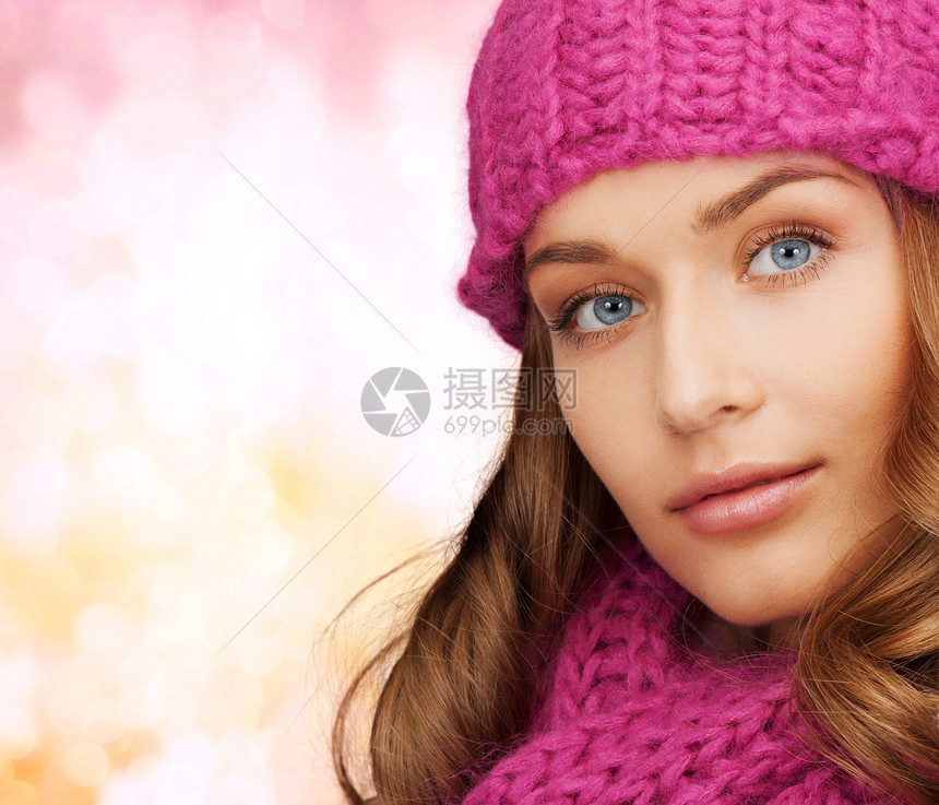 穿着粉色帽子和围巾的妇女毛衣棉被女孩幸福羊毛女性季节套衫衣服图片