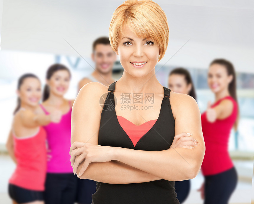 一群微笑的人在健身房里锻炼教练运动身体成年人幸福团队团体男性讲师训练图片