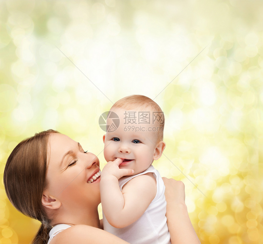幸福的母亲和可爱的婴儿拥抱母性新生家庭儿子育儿父母童年妈妈手指图片