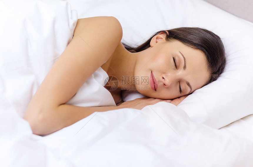 睡在床上的美女女士睡眠枕头房间就寝睡衣黑发亚麻毯子时间图片