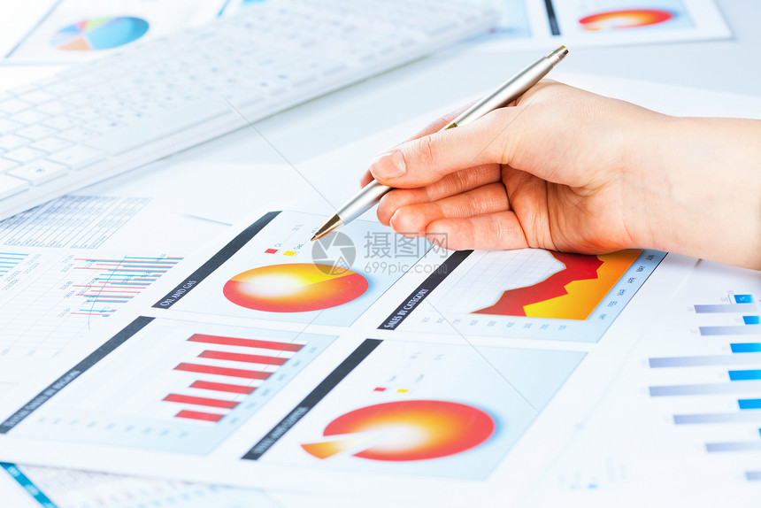 指向财政增长图的女手图表女性咨询数据报告公司营销议程经理工作图片