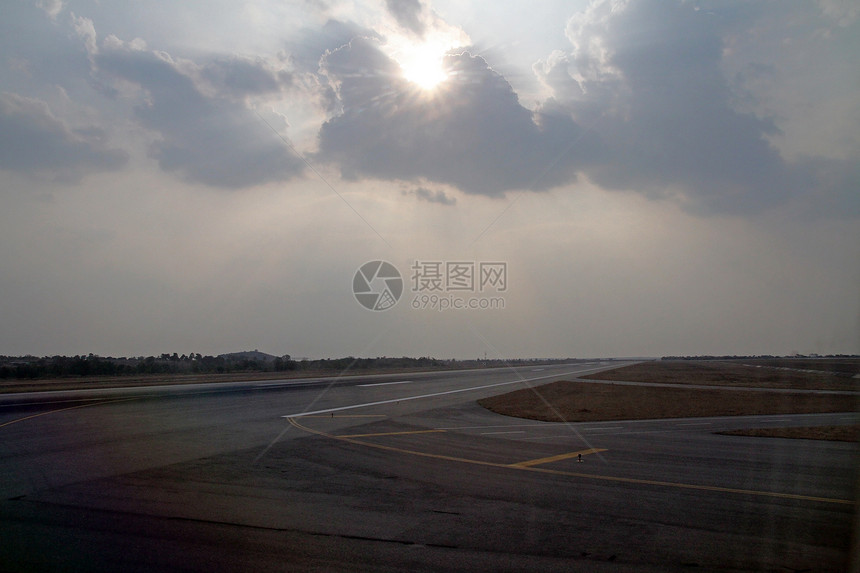 日落云云天在机场跑道上图片