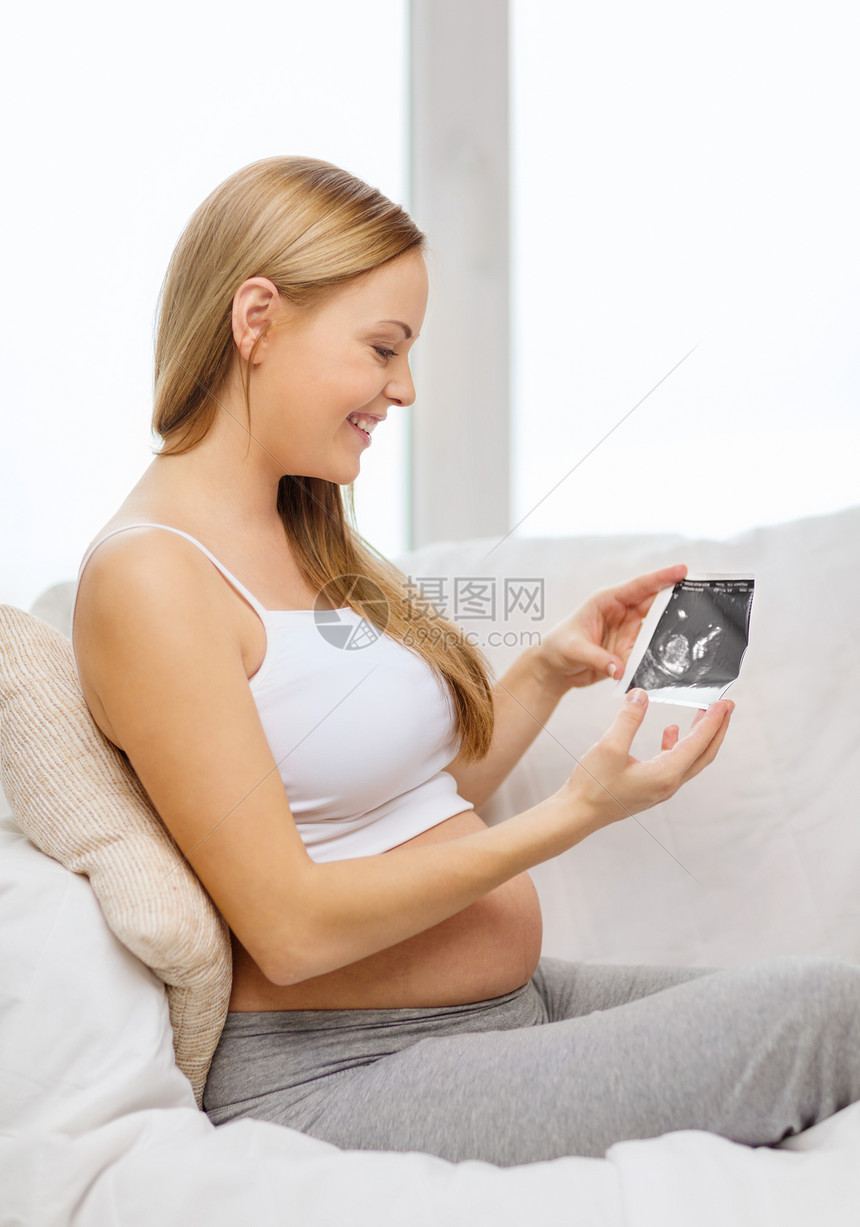拥有超声波照片的幸福孕妇图片