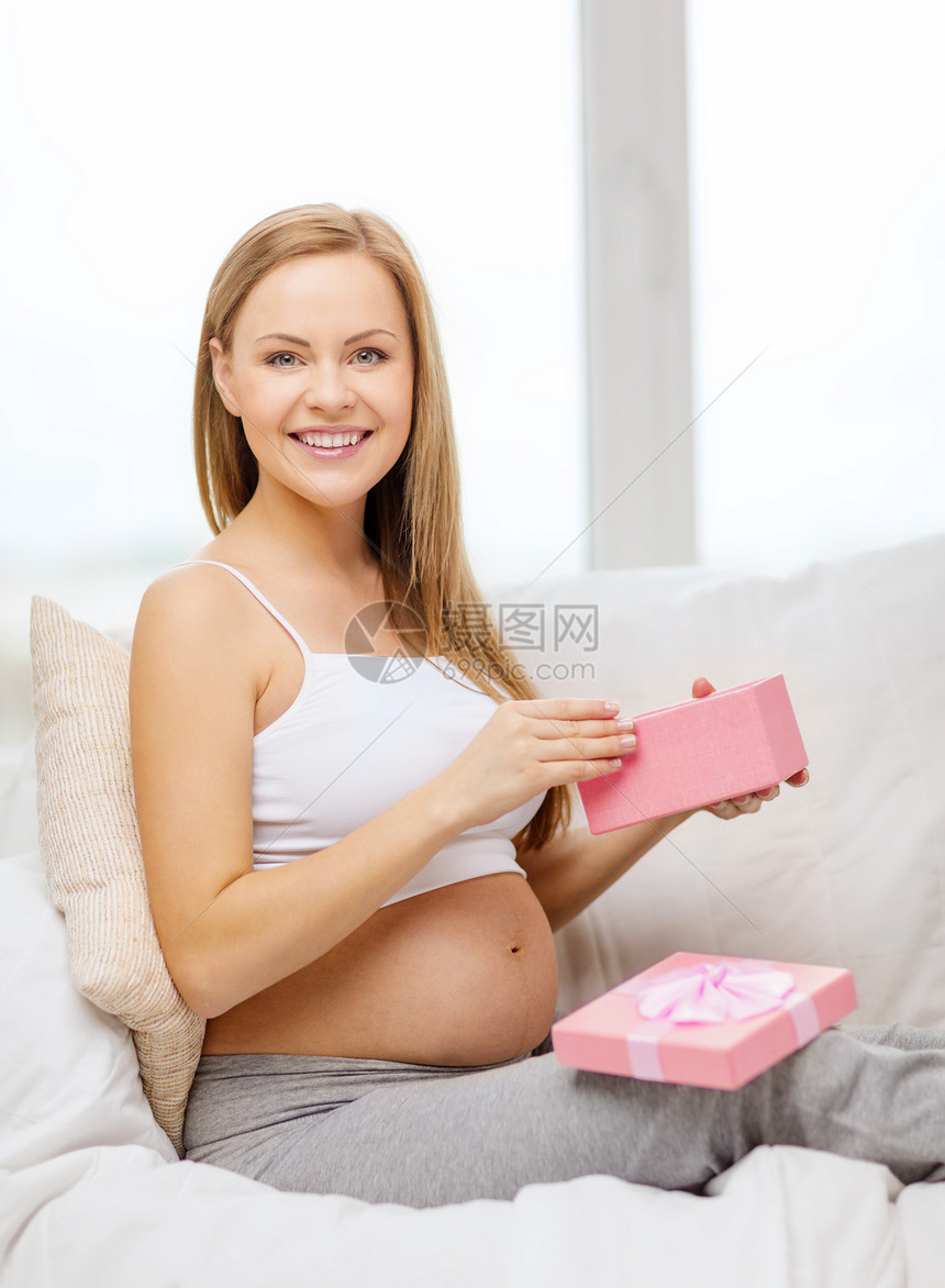 带打开的礼品盒 微笑着的孕妇图片