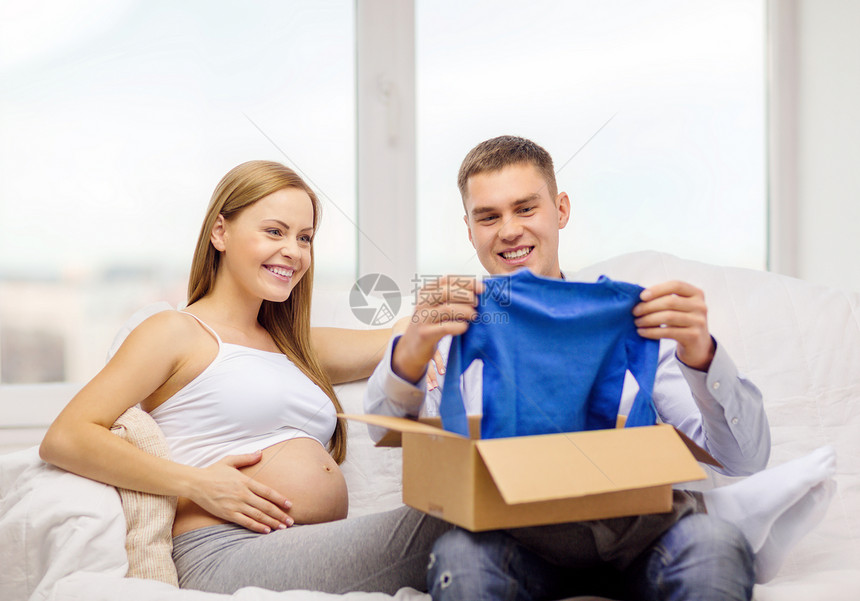 家庭幸福 等待孩子的孩子打开包裹箱盒子男生母性怀孕服务腹部展示沙发婴儿新生图片