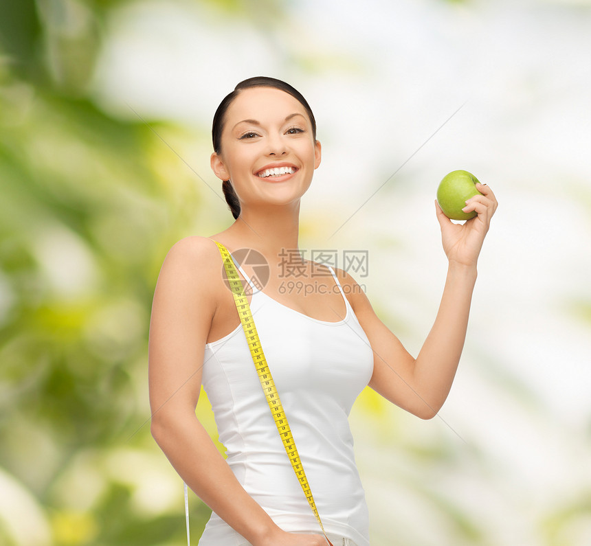 配有苹果和测量胶带的运动妇女腰部饮食运动员教练维生素身体培训师生态水果女孩图片