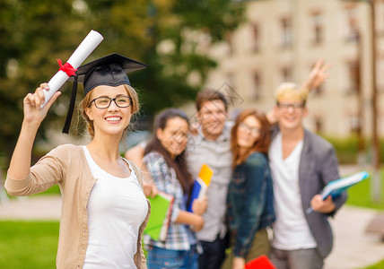 带着文凭 笑着笑着的少女学校朋友们眼镜大学青少年学生男孩们木板同学流苏背景图片