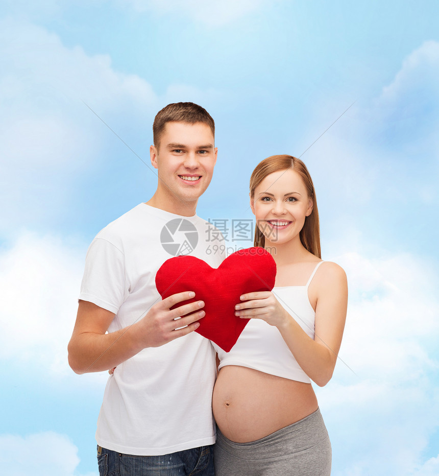 幸福的年轻家庭怀着大心脏的孩子妈妈们腹部肚子父母妻子丈夫女士男人母性身体图片