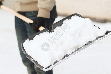 从车道上铲雪的 人工具降雪男性扫帚工人手臂打扫暴风雪风暴工作背景图片