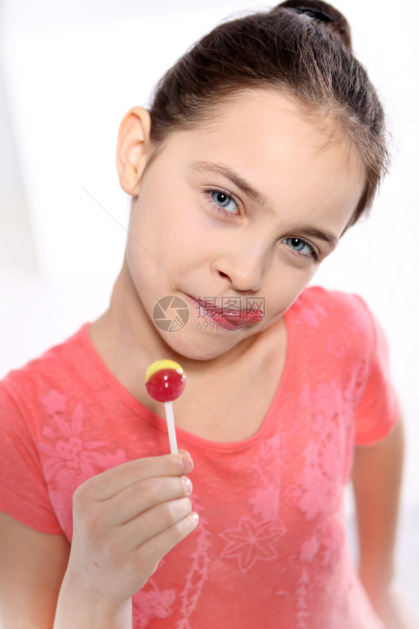 糖果女孩青少年粉色微笑白色乐趣孩子喜悦饮食食物舌头图片
