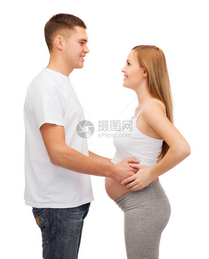 幸福的年轻家庭预产期子女父亲女士妻子男人怀孕母亲肚子孩子男性丈夫图片