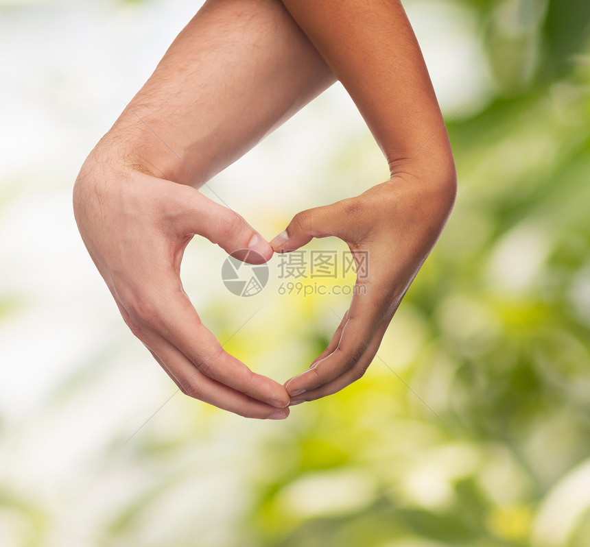 和男人的手露出心形幸福帮助保健夫妻生态手势浪漫情怀生物卫生图片