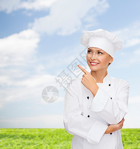 笑着的女厨师指着男儿帽子职业美食成人手指餐厅食物广告女士女性背景图片