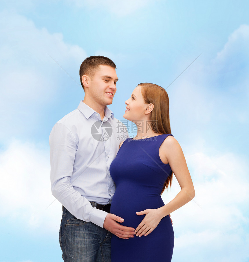 幸福的年轻家庭预产期子女腹部父母裙子女性拥抱女孩怀孕生活父亲婴儿图片