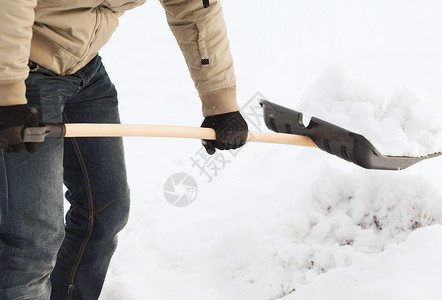 从车道上铲雪的 人工具邻里暴风雪人行道降雪男性扫帚男人工人工作背景图片