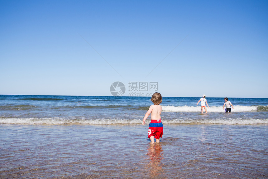 孩子们在海上玩游戏海洋家庭乐趣海滩女孩婴儿童年姐姐波浪兄弟图片