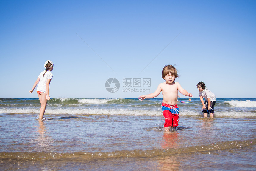 孩子们在海上玩游戏男生姐姐女孩乐趣家庭婴儿海滩波浪海洋兄弟图片