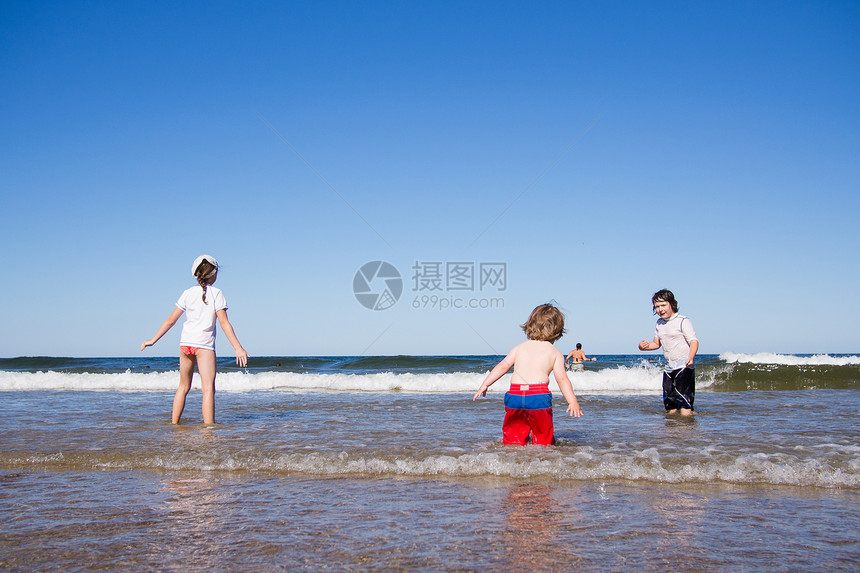 孩子们在海上玩游戏男生童年姐姐乐趣婴儿海洋家庭兄弟海滩波浪图片