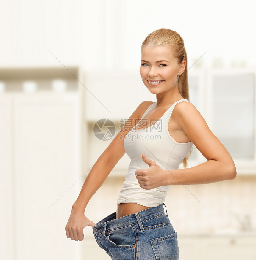 穿着大裤子的运动妇女损失重量尺寸女性数字燃烧减肥成功福利腰部图片