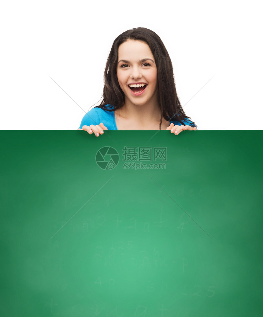 带着空白白板微笑的年轻女孩学生幸福成人女士木板海报广告牌女性季节性广告图片