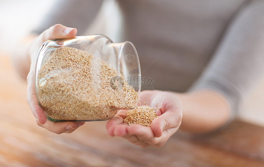女性空的罐子加奎诺阿美食女士纤维玻璃饮食食物粮食棕榈厨房金子图片