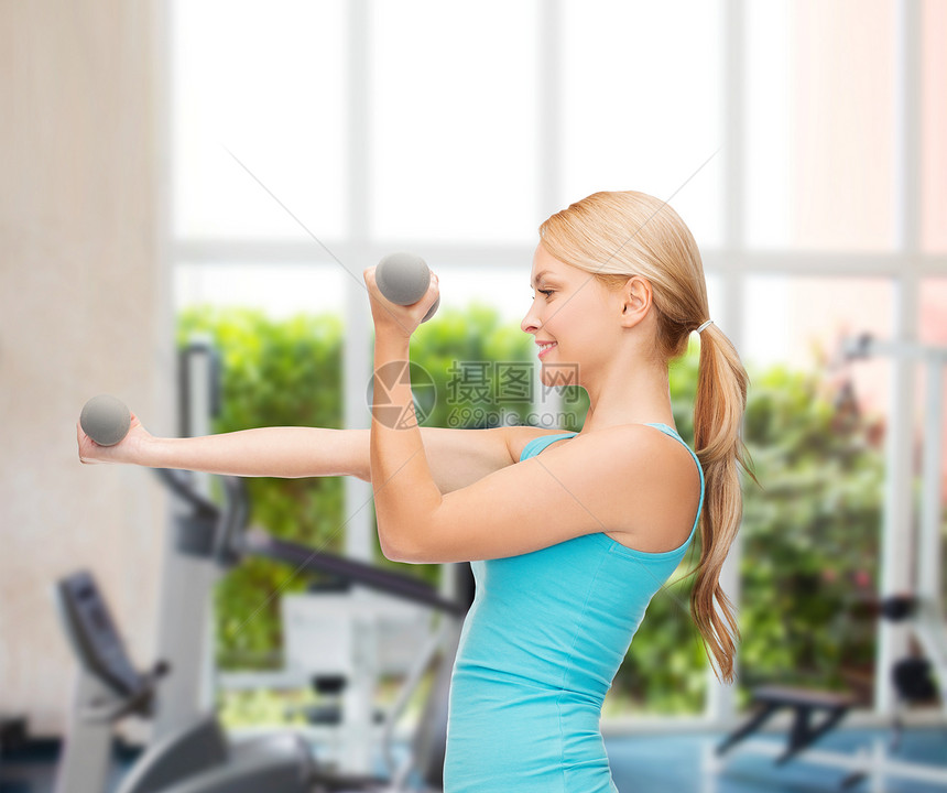 年轻运动女青年 有轻聋哑铃健身房重量微笑二头肌饮食数字损失设施减肥肌肉图片