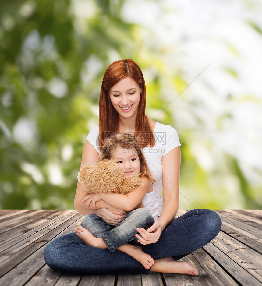与可爱的女孩和泰迪熊一起快乐的母亲玩具妈妈女儿孩子童年微笑植物女性院子育儿图片