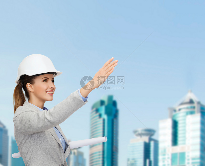 带着蓝图的白头戴白头盔的微笑建筑师中心工作老板摩天大楼城市女士财产企业家草图方案图片