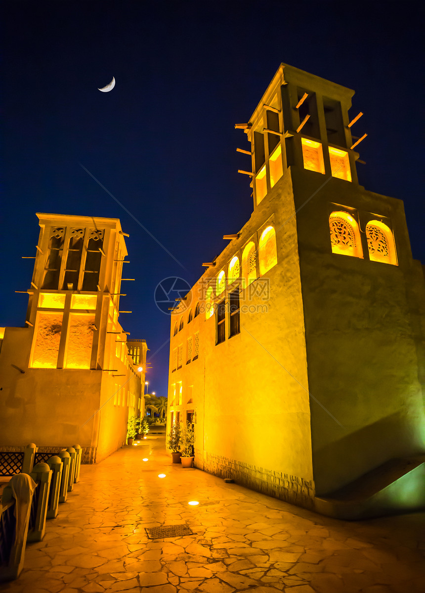 迪拜旧街的阿拉伯街道旅游建筑古董场景胡同建筑学街道历史楼梯路面图片
