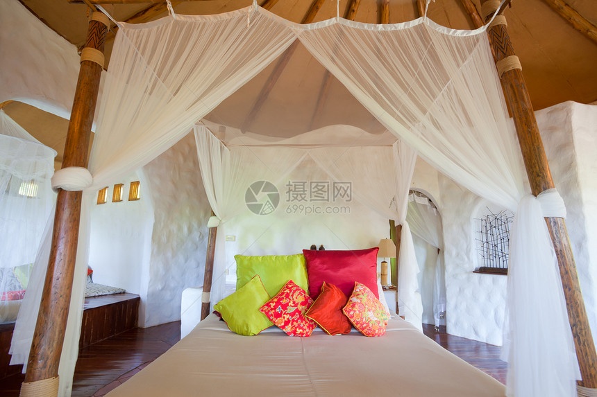 在泰国房间的床上酒店建筑学木头装饰白色棕色卧室地面奢华房子图片