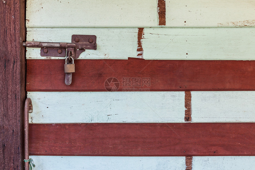 旧木门红色入口白色蓝色建筑学金属房子安全风化挂锁图片