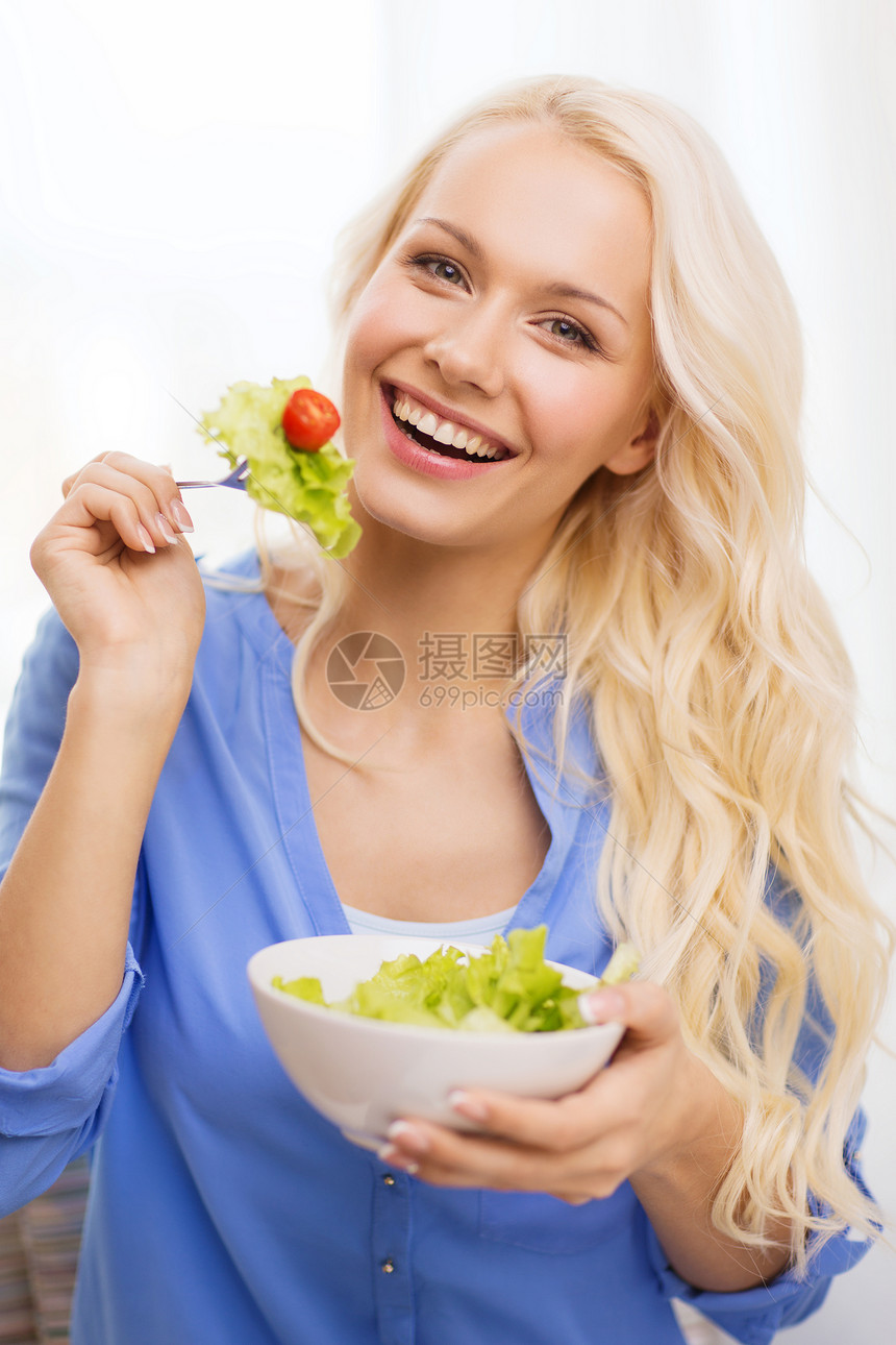 带着绿色沙拉的笑着微笑的年轻女子蔬菜食物成人沙拉素食主义者早餐饮食女孩营养青少年图片