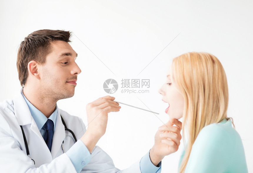 有病人的男男性医生家庭外科内阁从业者考试专家会议微笑鼻子男人图片