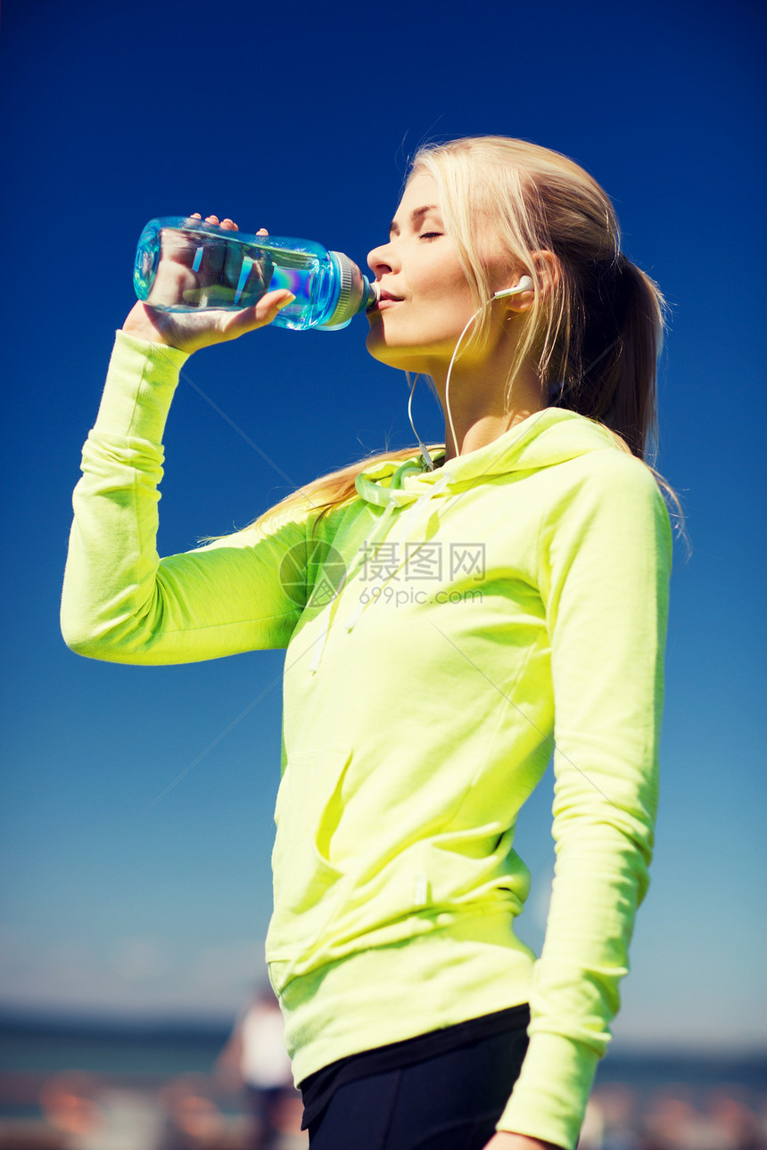 妇女户外运动后饮用饮用水女性减肥身体瓶子女孩城市运动装健康重量女士图片