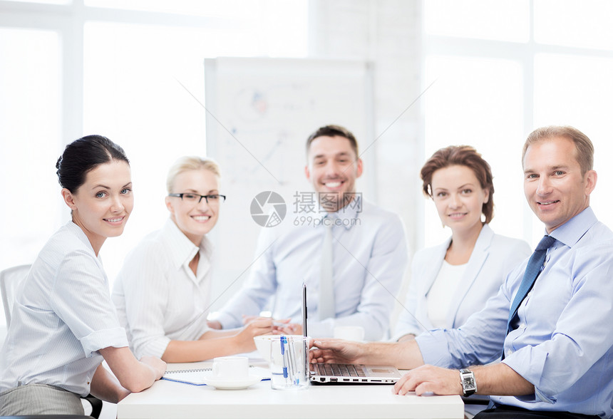 企业团队在办公室开会会议微笑简报老板企业家男性成员团体人士战略工人图片