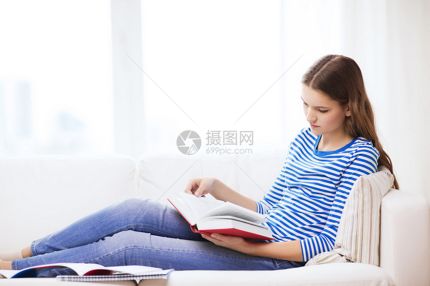 女孩在沙发上读书幸福测试笔记本准备青少年图书说谎长椅教科书叶子图片