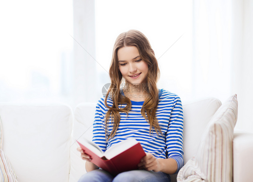 带着微笑的少女女孩在沙发上读书教育成人大学页数幸福活动休闲学习阅读叶子图片
