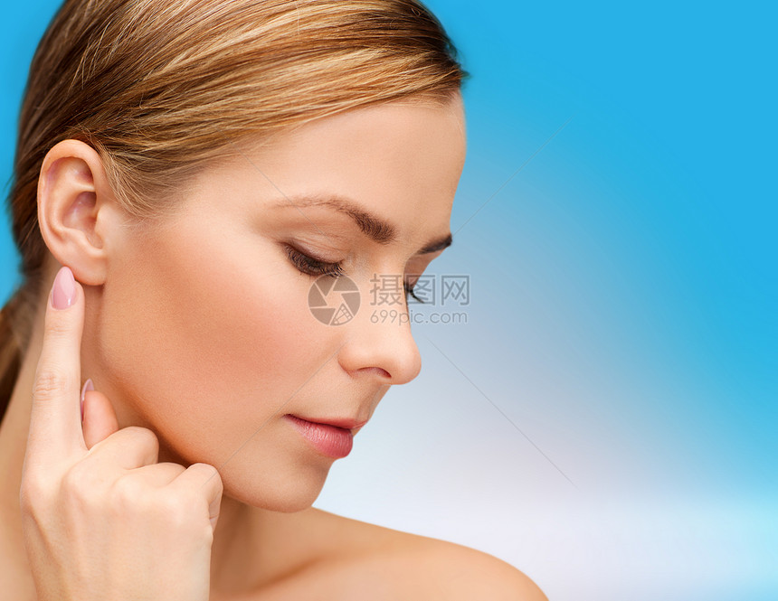 镇静的女人摸着她的耳朵手指外科手术调子塑料容貌激光治疗皮肤福利图片