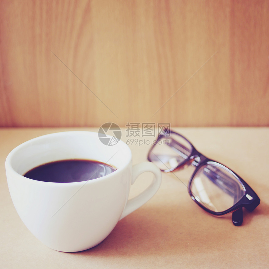 热咖啡和带反转过滤效果的眼镜饮料复古棕色咖啡早餐杯子情绪生活白色黑色图片