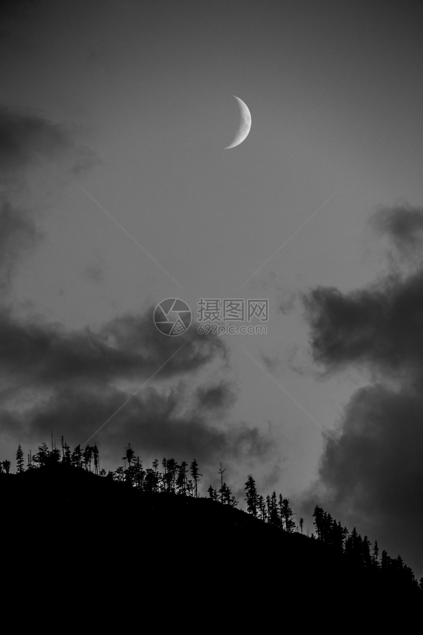 月亮时间满月山脉山峰背光风光勘探场景岩石地平线图片