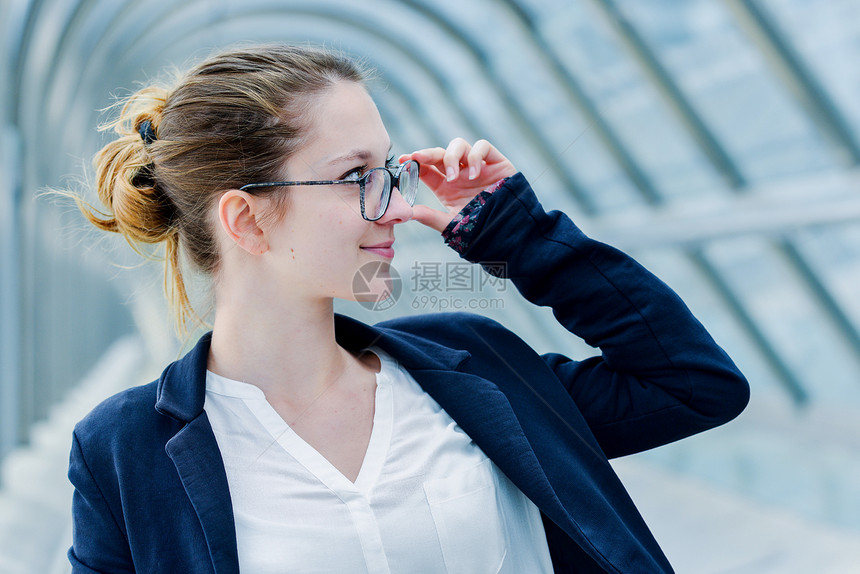 一位动态低级执行官的户外肖像福利长发办公室金发眼镜工作女士工人快乐商业图片