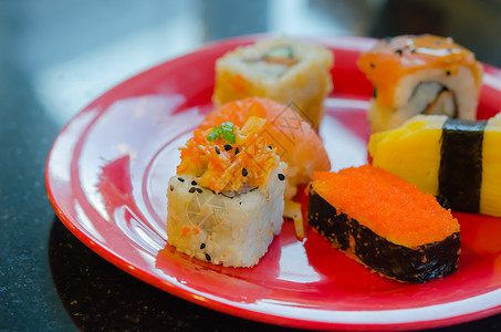 混合寿司海苔美味菜单白色海鲜红色食物盘子海藻背景图片