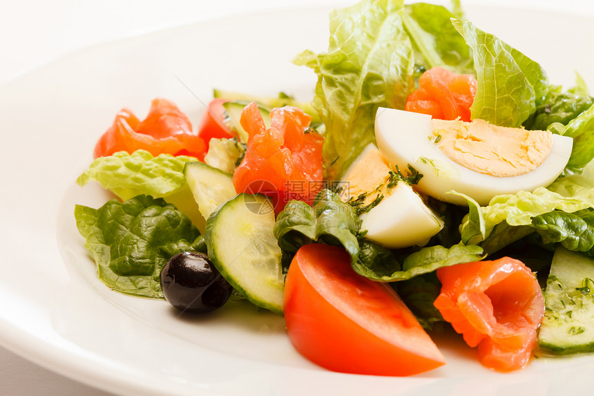 蔬菜沙拉加鸡蛋食物午餐素食饮食叶子桌布绿色萝卜盘子红色图片